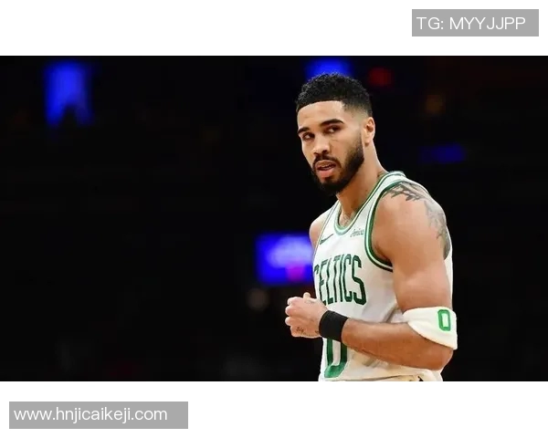 塔图姆赛场举动引爆热议 球迷炸锅纷纷讨论看法不断发酵